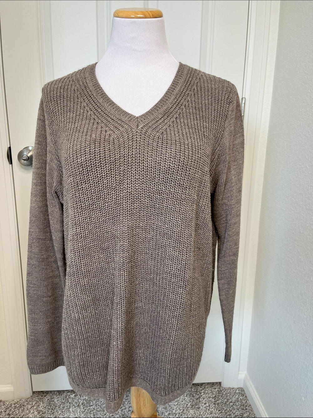 RD Style Josslyn Taupe Shaker Knit V-Neck Pullover Sweater Large